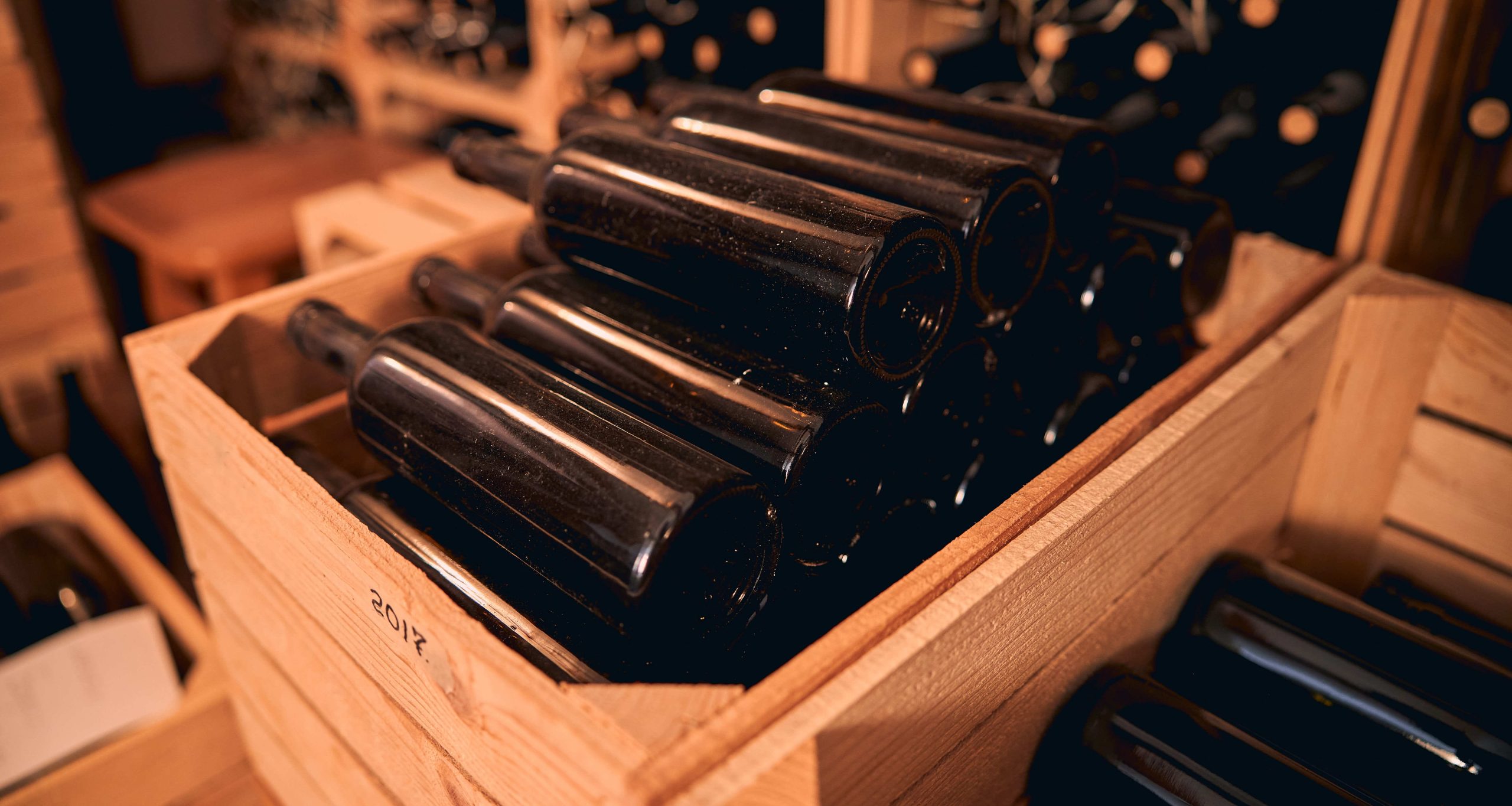 Bouteilles de vin caisse dans une caisse en bois